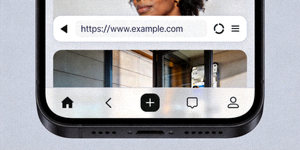 모바일 브라우저 주소창에 URL을 입력하는 화면 예시